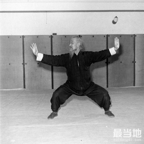 老照片：1948年69岁的武术大师佟忠义演示中国功夫-3.jpg