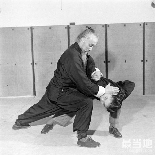 老照片：1948年69岁的武术大师佟忠义演示中国功夫-11.jpg