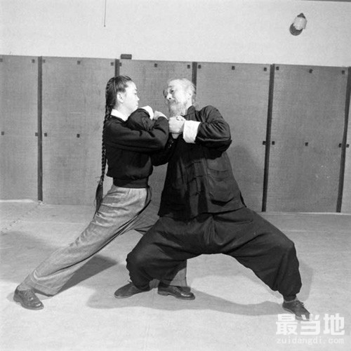老照片：1948年69岁的武术大师佟忠义演示中国功夫-10.jpg