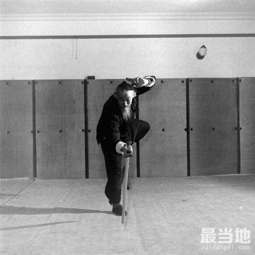 老照片：1948年69岁的武术大师佟忠义演示中国功夫-4.jpg