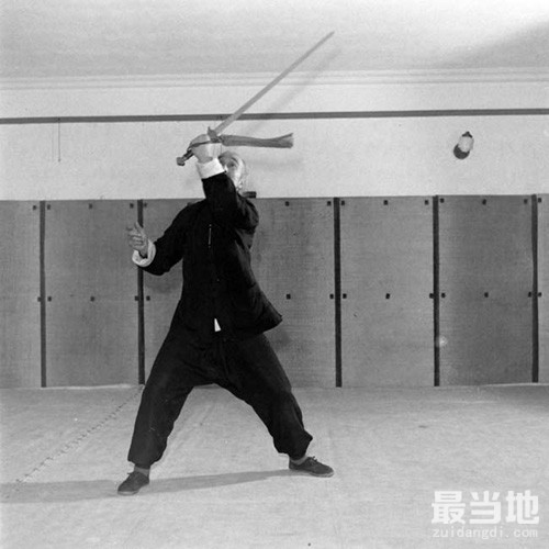 老照片：1948年69岁的武术大师佟忠义演示中国功夫-5.jpg