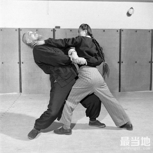 老照片：1948年69岁的武术大师佟忠义演示中国功夫-12.jpg
