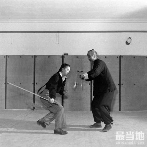 老照片：1948年69岁的武术大师佟忠义演示中国功夫-8.jpg