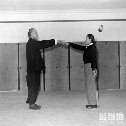 老照片：1948年69岁的武术大师佟忠义演示中国功夫-7.jpg