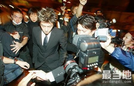 直击张国荣的葬礼：谢霆锋、洪金宝等大佬出席，袁咏仪哭的失控！-6.jpg