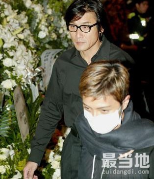 直击张国荣的葬礼：谢霆锋、洪金宝等大佬出席，袁咏仪哭的失控！-8.jpg