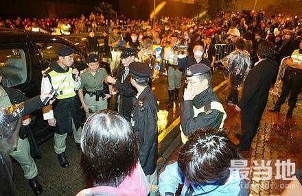 直击张国荣的葬礼：谢霆锋、洪金宝等大佬出席，袁咏仪哭的失控！-5.jpg