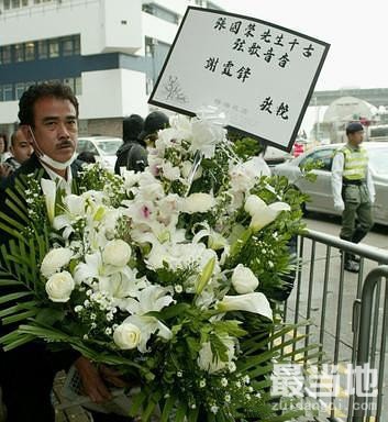 直击张国荣的葬礼：谢霆锋、洪金宝等大佬出席，袁咏仪哭的失控！-13.jpg