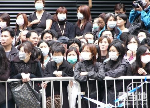 直击张国荣的葬礼：谢霆锋、洪金宝等大佬出席，袁咏仪哭的失控！-12.jpg