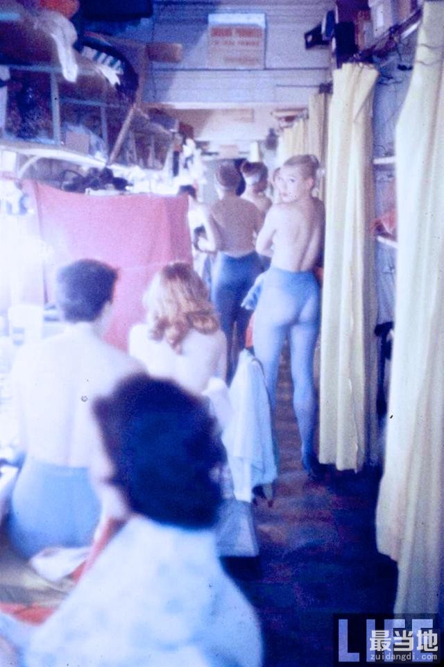 老照片：1958年纽约夜总会，艳舞女郎们的心酸夜生活-7.jpg