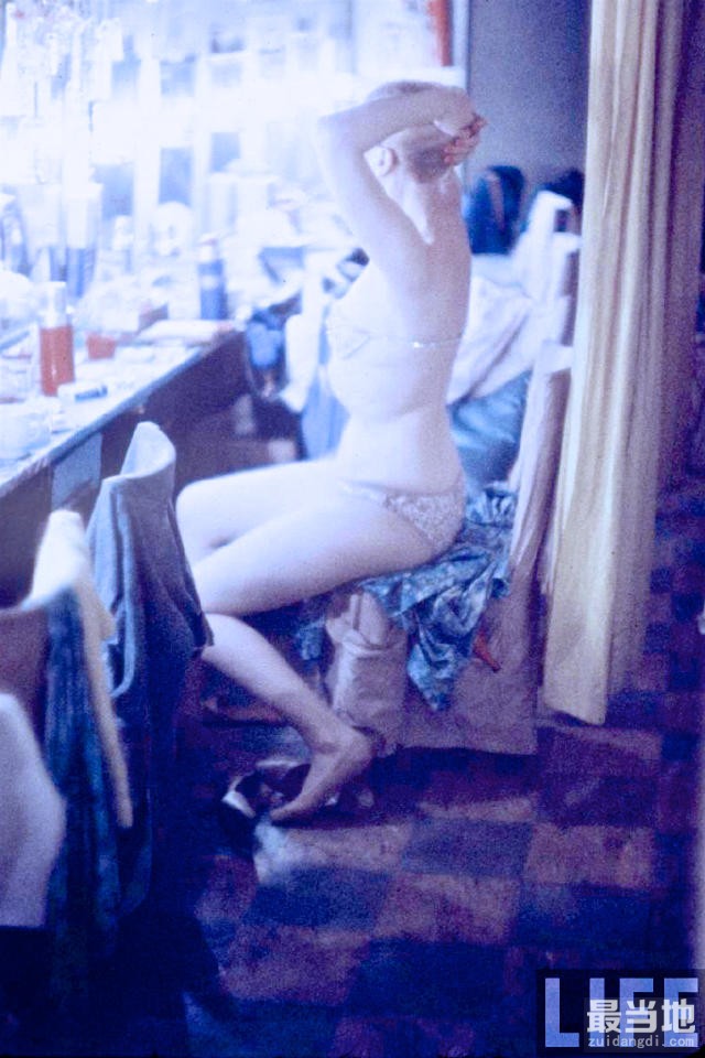 老照片：1958年纽约夜总会，艳舞女郎们的心酸夜生活-3.jpg