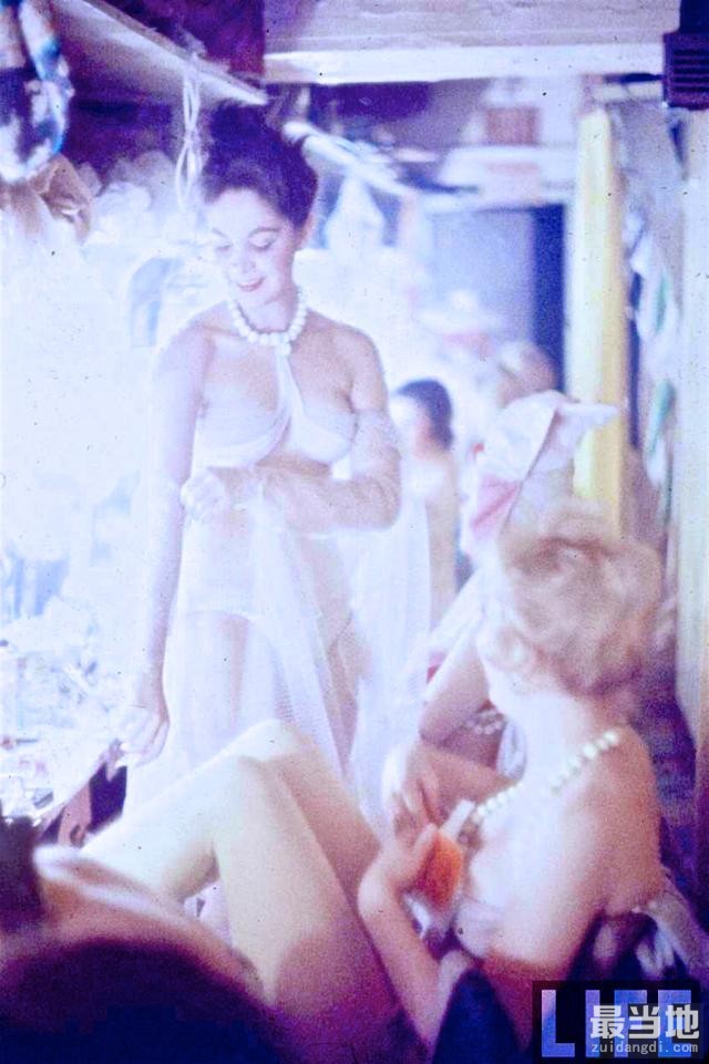 老照片：1958年纽约夜总会，艳舞女郎们的心酸夜生活-4.jpg
