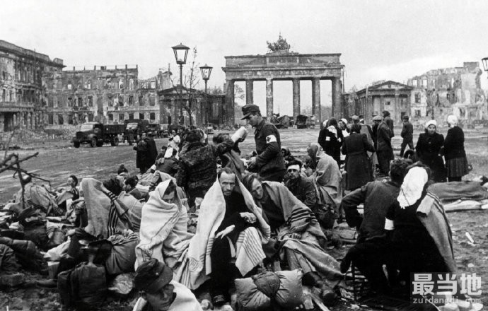 老照片：1945年德国首都柏林，残垣断壁随处可见-4.jpg