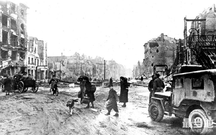 老照片：1945年德国首都柏林，残垣断壁随处可见-7.jpg