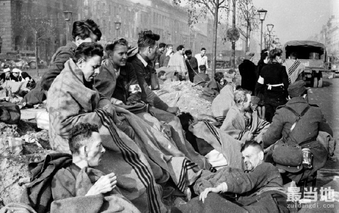 老照片：1945年德国首都柏林，残垣断壁随处可见-3.jpg