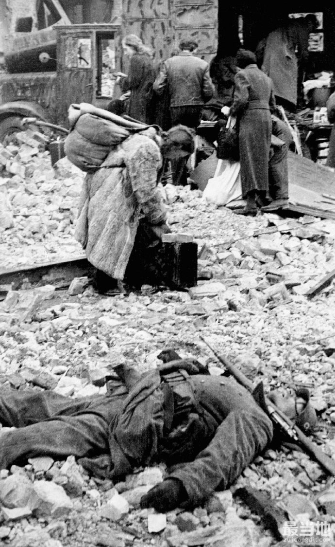 老照片：1945年德国首都柏林，残垣断壁随处可见-9.jpg