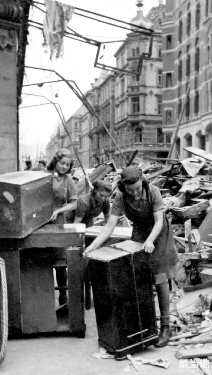 老照片：1945年德国首都柏林，残垣断壁随处可见-8.jpg