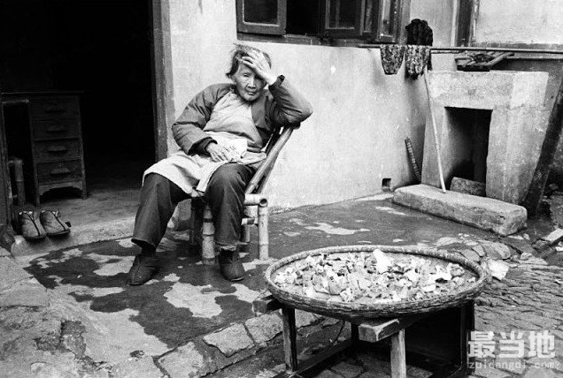 老照片：上海记忆1980年代，老弄堂里的百姓生活-4.jpg