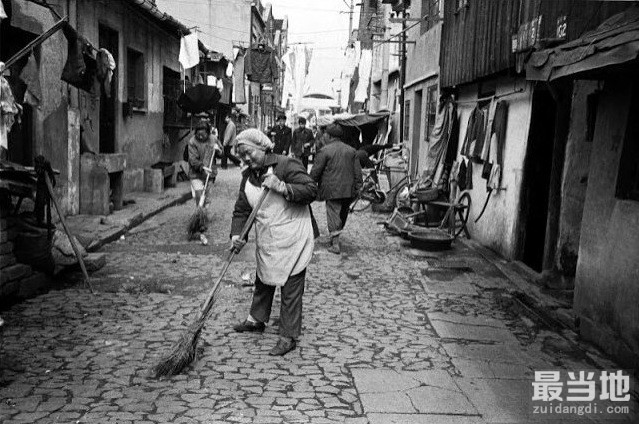 老照片：上海记忆1980年代，老弄堂里的百姓生活-2.jpg