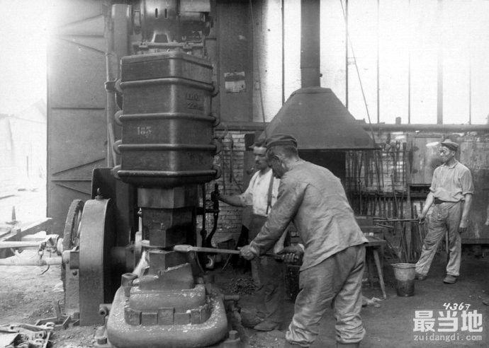 老照片：1917年第一次世界大战期间，德国陆军军械修理厂-4.jpg
