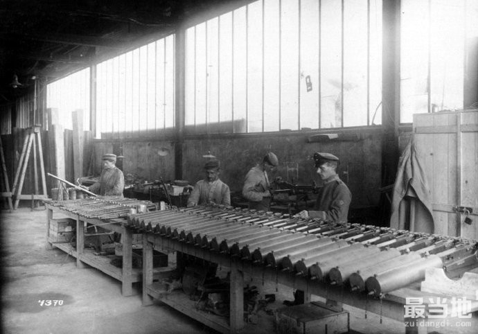 老照片：1917年第一次世界大战期间，德国陆军军械修理厂-6.jpg