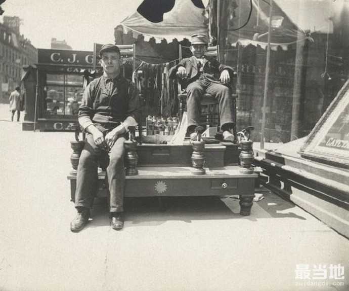 老照片：1896年的纽约街景，环卫工人扫街，边走边叫卖的报童-1.jpg