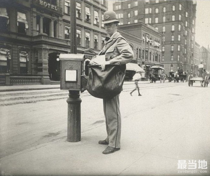 老照片：1896年的纽约街景，环卫工人扫街，边走边叫卖的报童-3.jpg