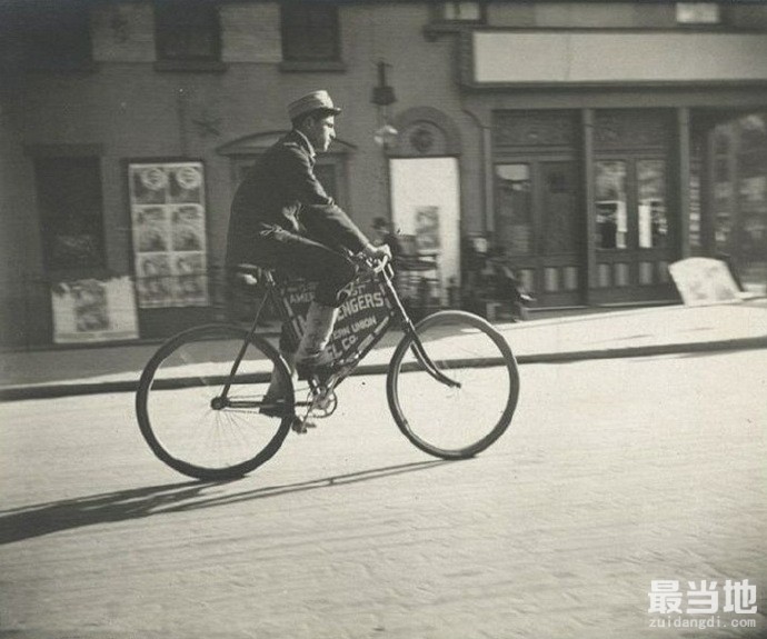 老照片：1896年的纽约街景，环卫工人扫街，边走边叫卖的报童-2.jpg