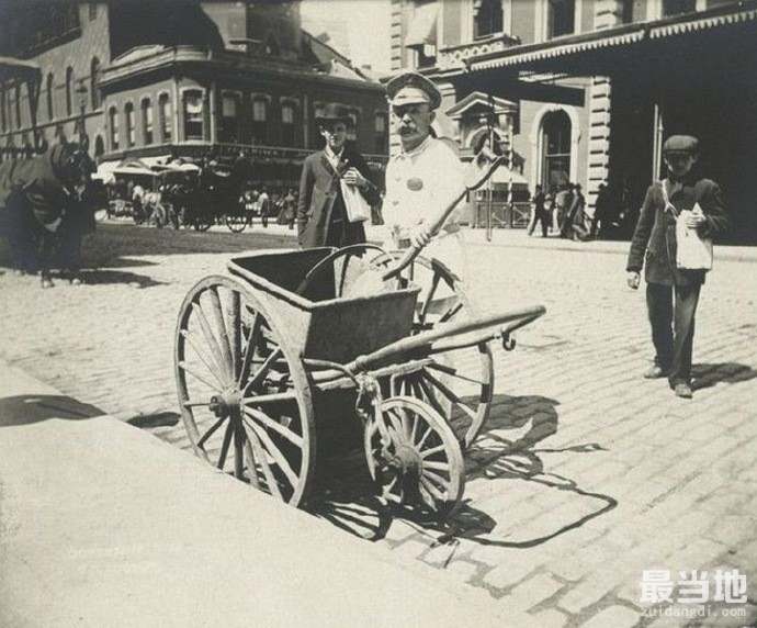 老照片：1896年的纽约街景，环卫工人扫街，边走边叫卖的报童-8.jpg