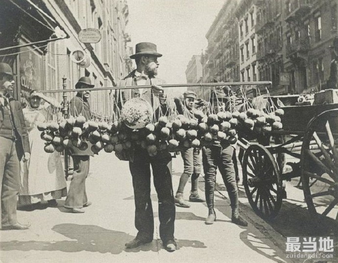 老照片：1896年的纽约街景，环卫工人扫街，边走边叫卖的报童-4.jpg