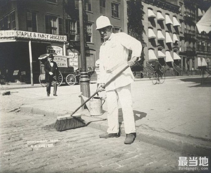 老照片：1896年的纽约街景，环卫工人扫街，边走边叫卖的报童-9.jpg
