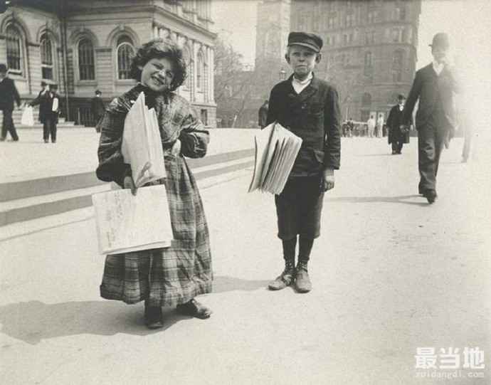 老照片：1896年的纽约街景，环卫工人扫街，边走边叫卖的报童-7.jpg