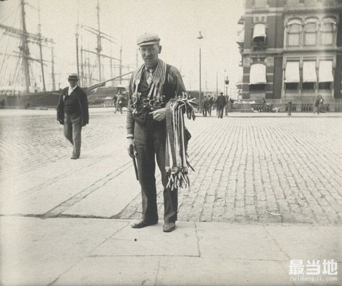 老照片：1896年的纽约街景，环卫工人扫街，边走边叫卖的报童-6.jpg