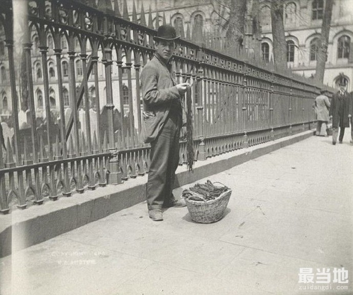 老照片：1896年的纽约街景，环卫工人扫街，边走边叫卖的报童-5.jpg
