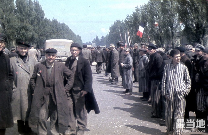 老照片：1945年被美军解放的纳粹集中营幸存者-1.jpg