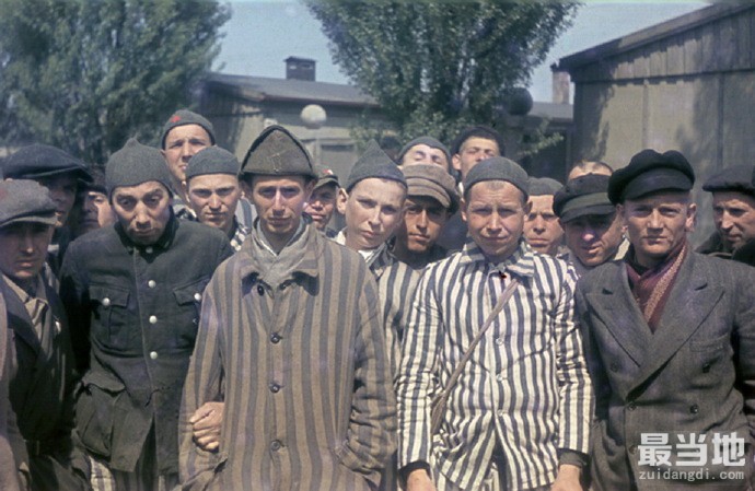 老照片：1945年被美军解放的纳粹集中营幸存者-5.jpg