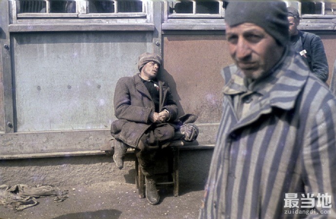 老照片：1945年被美军解放的纳粹集中营幸存者-9.jpg
