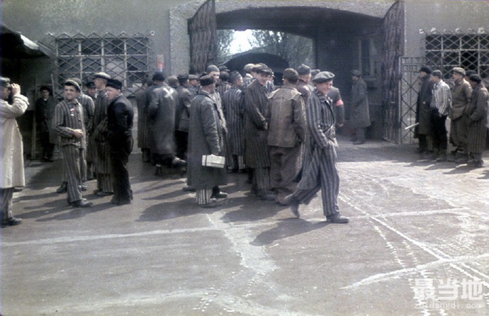 老照片：1945年被美军解放的纳粹集中营幸存者-6.jpg