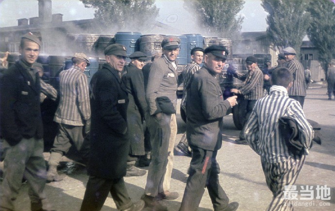 老照片：1945年被美军解放的纳粹集中营幸存者-7.jpg