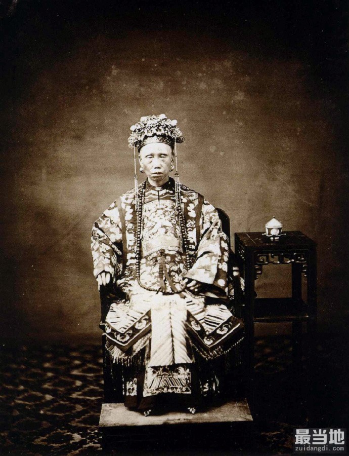 老照片：美国人拍摄的清朝人物肖像，达官显贵家庭的贵妇人-1.jpg