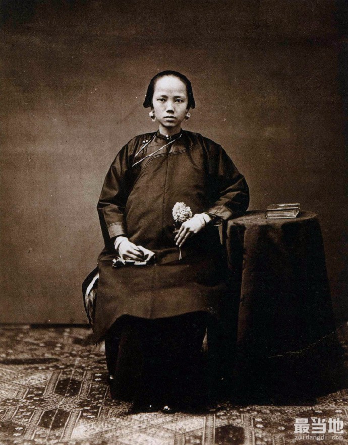 老照片：美国人拍摄的清朝人物肖像，达官显贵家庭的贵妇人-2.jpg