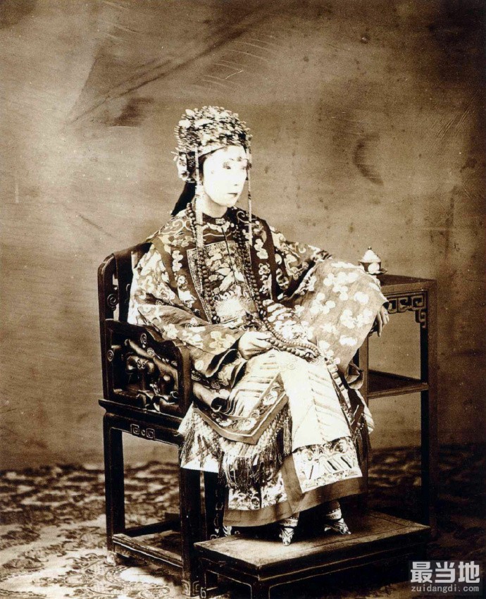 老照片：美国人拍摄的清朝人物肖像，达官显贵家庭的贵妇人-7.jpg