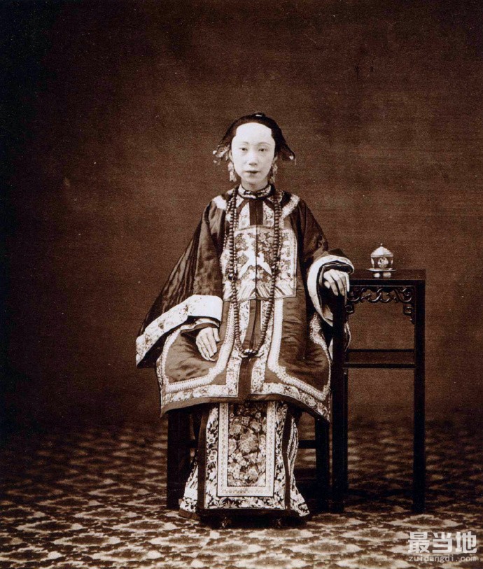 老照片：美国人拍摄的清朝人物肖像，达官显贵家庭的贵妇人-4.jpg