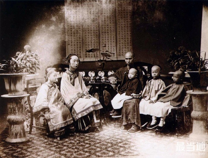 老照片：美国人拍摄的清朝人物肖像，达官显贵家庭的贵妇人-8.jpg