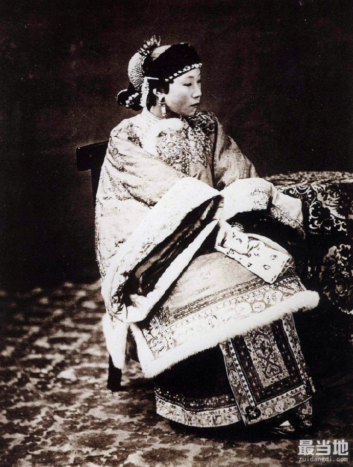 老照片：美国人拍摄的清朝人物肖像，达官显贵家庭的贵妇人-9.jpg
