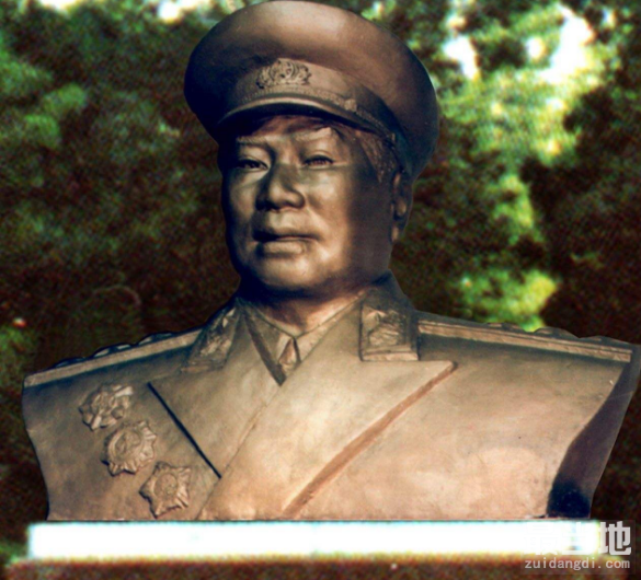实拍“勇将”杨得志墓，墓地朴实鲜花常伴，墓碑上两句话彰显一生-2.jpg