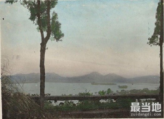 老照片：20年代初的杭州，图3是倒塌前的雷峰塔-1.jpg