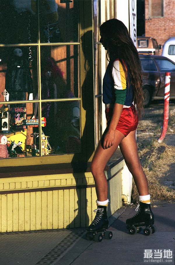 老照片：80年代的美国街头，酷爱滑轮鞋的青年男女-3.jpg