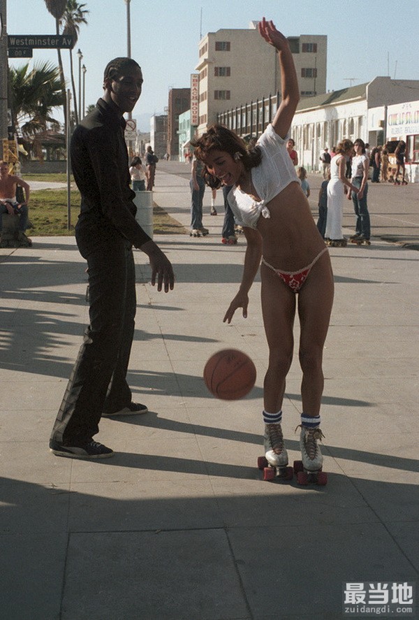 老照片：80年代的美国街头，酷爱滑轮鞋的青年男女-9.jpg