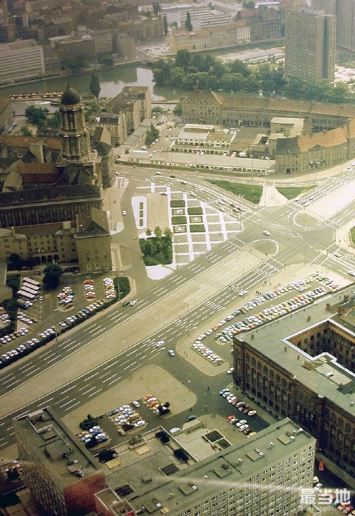 老照片：1979年鸟瞰德国首都柏林，高楼林立、汽车成排-1.jpg